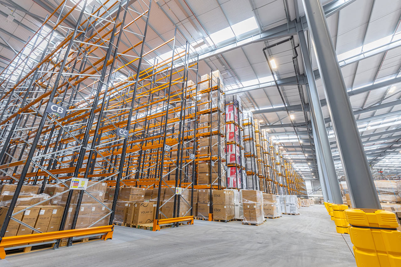 Une allée d'entrepôt à racks de grande hauteur